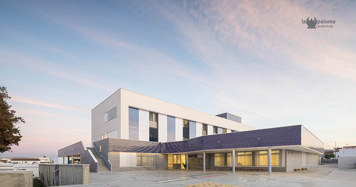 Soluciones enfocadas a la sostenibilidad y eficiencia energética. 

Se utilizaron en su mayoría materiales que garantizan la economía y durabilidad como el ladrillo Caravista #LaPalomaCerámicas.

Obra: #AzulCobalto
Arquitectos: #RosaMariaPalaciosGarrido
Fotografía: #JuancaLagares