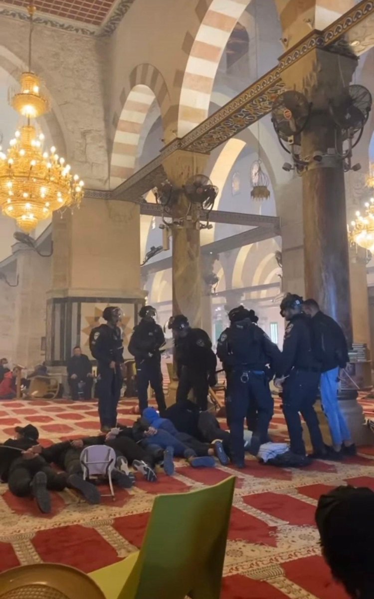 هذا المنظر وبهذه الطريقة تم ربط الفلسطينيين داخل #المسجد_الاقصى وفي شهر رمضان.

تخيل لو حصل هذا الموقف وتم ربط مسحيين في اوكرانيا مثلا! لقام العالم ولم يقعد. #لن_يمر_الاقتحام
