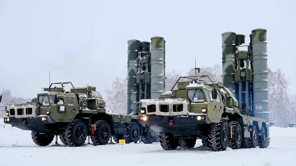 RT_com's tweet photo. A Ukrainian military helicopter involved in a raid on a Russian village was hit with an S-400 long-range missile — Russian MoD

Details: https://t.co/w0Gmhl710J https://t.co/Z6dXjuaiLc