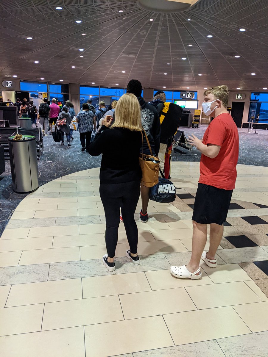 CrotatoChip's tweet photo. Woke up this a.m. and thought I would get some practice in this morning by queueing at the airport. Not going anywhere, just warming up for the drop of the year! @MadHareSociety @LoadedLions_CDC @cryptocomnft #RetToGo #HypedoverHare https://t.co/Y6QMvyNHJI