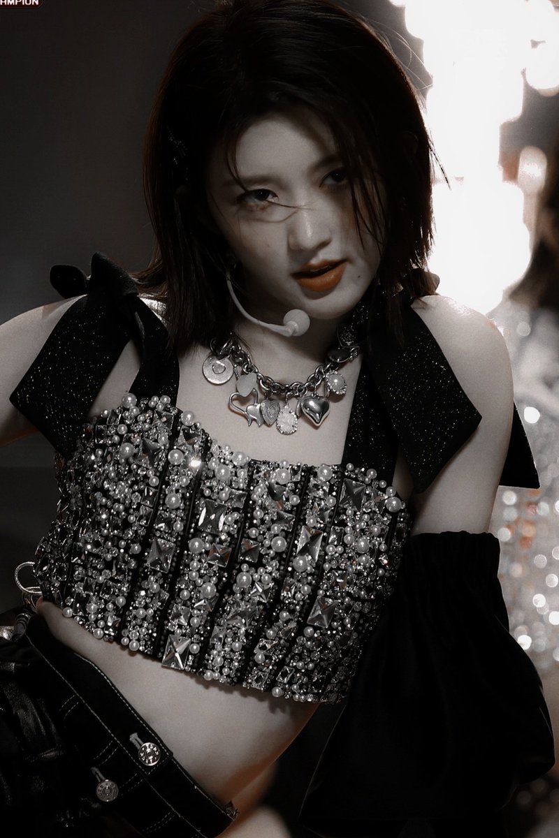 gaeulzip's tweet image. SHE IS THE MOMENT