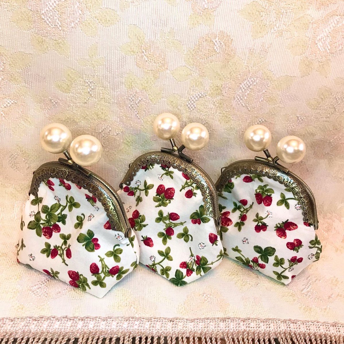 ritzy_handmade's tweet photo. アメ玉がまぐちポーチ🍓

大きなアメ玉にレトロな金具がとても女性らしく可愛らしいポーチです❤︎

こちらも本日4/15から発売開始です✨

#ハンドメイドショップ ＃がま口ポーチ #おしゃれさんと繋がりたい #うちのつくったんかわいいやろー #ハンドメイド好きさんと繋がりたい #春から青学 #かわい https://t.co/qRia45waDc