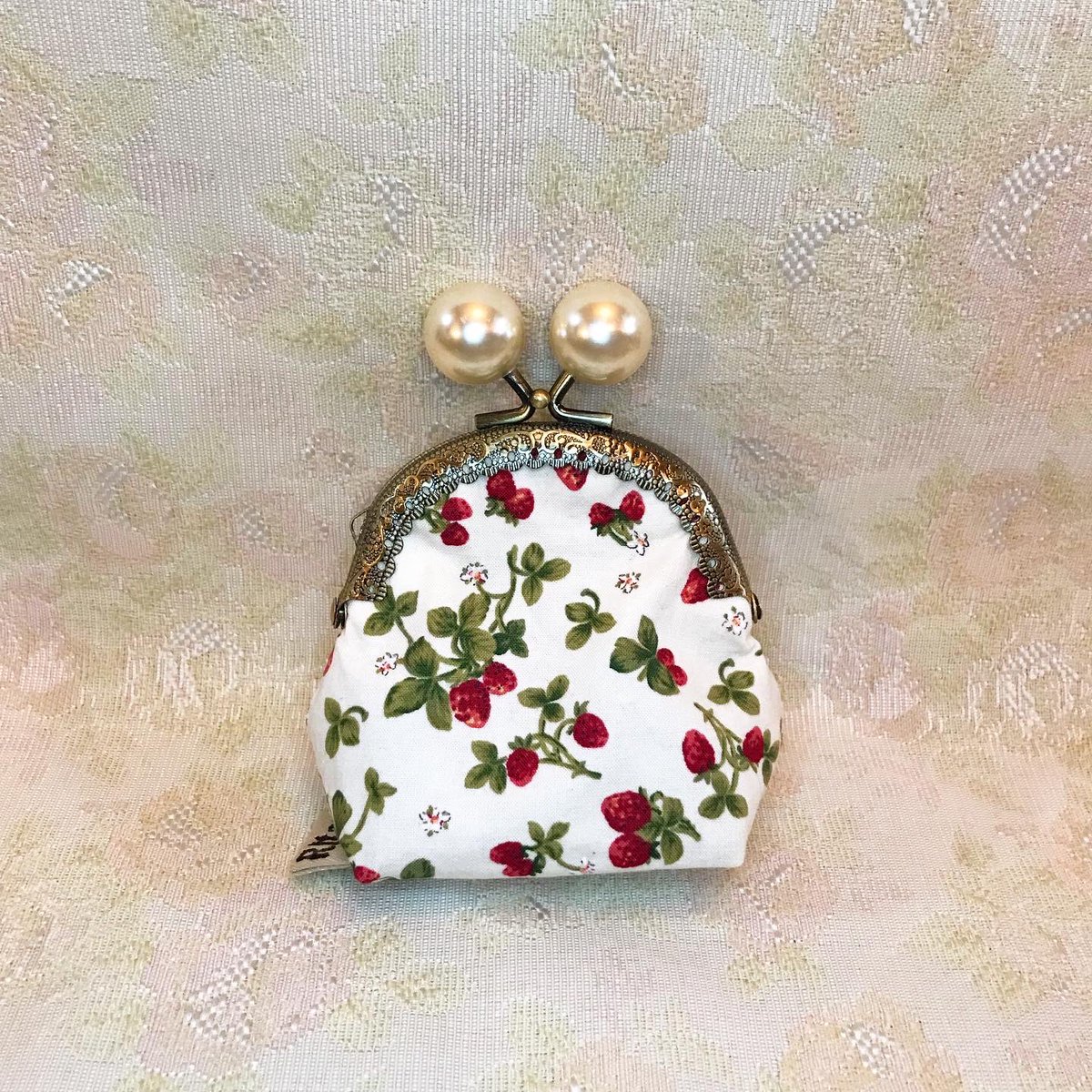 ritzy_handmade's tweet photo. アメ玉がまぐちポーチ🍓

大きなアメ玉にレトロな金具がとても女性らしく可愛らしいポーチです❤︎

こちらも本日4/15から発売開始です✨

#ハンドメイドショップ ＃がま口ポーチ #おしゃれさんと繋がりたい #うちのつくったんかわいいやろー #ハンドメイド好きさんと繋がりたい #春から青学 #かわい https://t.co/qRia45waDc
