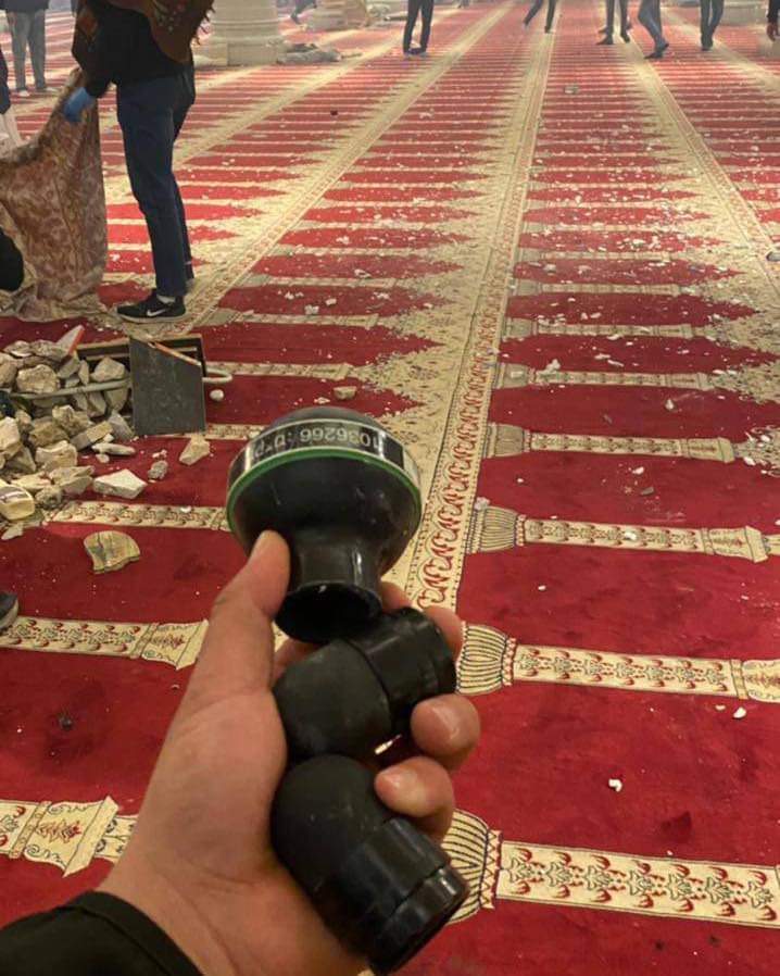 قنابل الصوت ورصاص مطاطي كبير الحجم
هذا ما يتم إلقاءه على المصلين المتواجدين داخل المسجد الأقـصى في هذه الأثناء بينما يُدافع المُصلين عن أنفسهم وعن مسجدهم بالحجارة !

حسبنا الله ونعم الوكيل