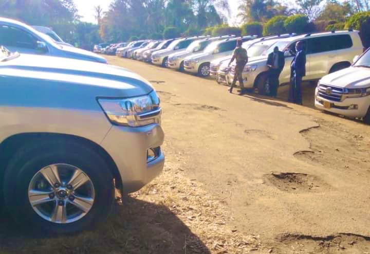 DibloDibala5's tweet photo. @chakaInvincible @killerzivhu1 Masanctions apikowo huuuhu.zvakutoita kunge mnangarwa ndiye anemari kudarika nyika.mangwana mangwana pres vadonator maambulance pres vapamapolads mazimota.ndozvakaita nyika inemasanctions izvozvi https://t.co/aUR6RYMGm5