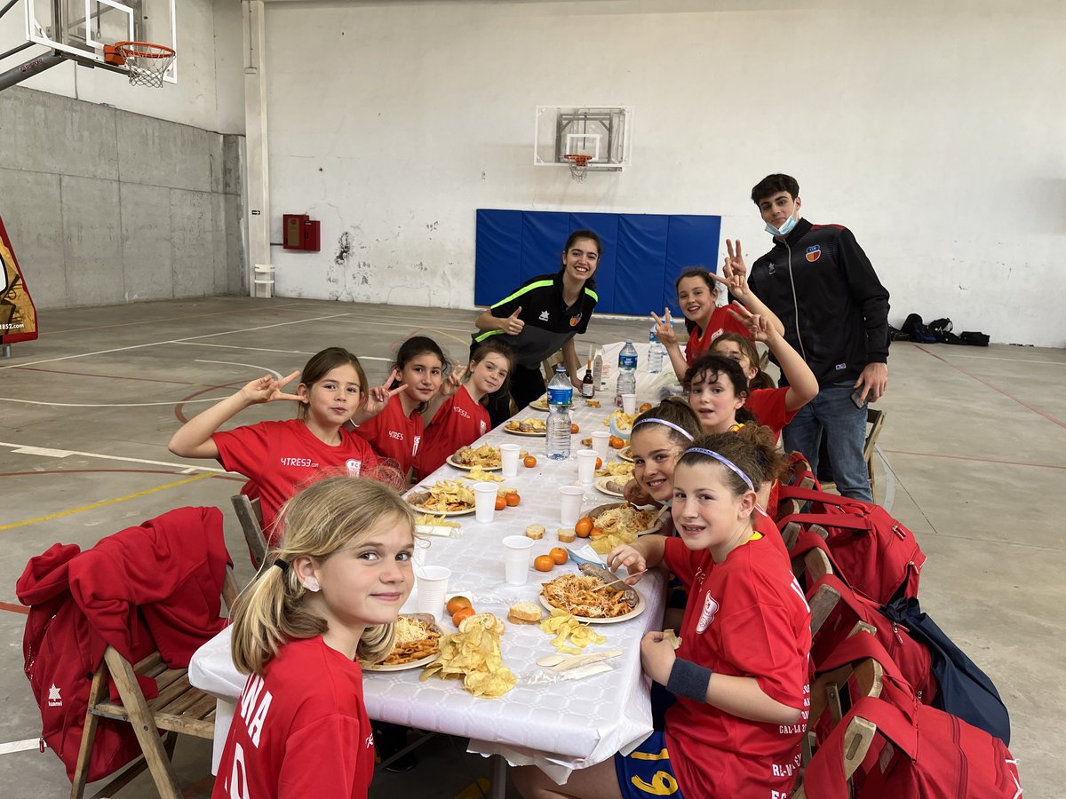 uemataro's tweet photo. 😋 Hora de dinar a la #MiniCopaMataro2022!

💪🏻 Toca recuperar forces pels partits d’aquesta tarda!

#somgrocs💛💜 https://t.co/kIsiqeLrMz