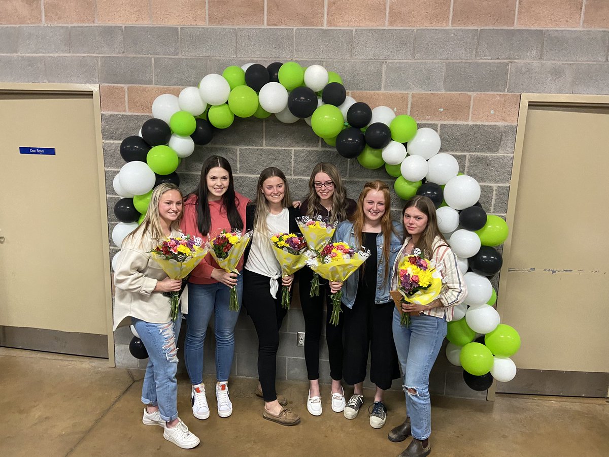 NapaneeCrunch's tweet photo. Our seniors get farewell flowers at the banquet last night. https://t.co/Lippi9F6sk
