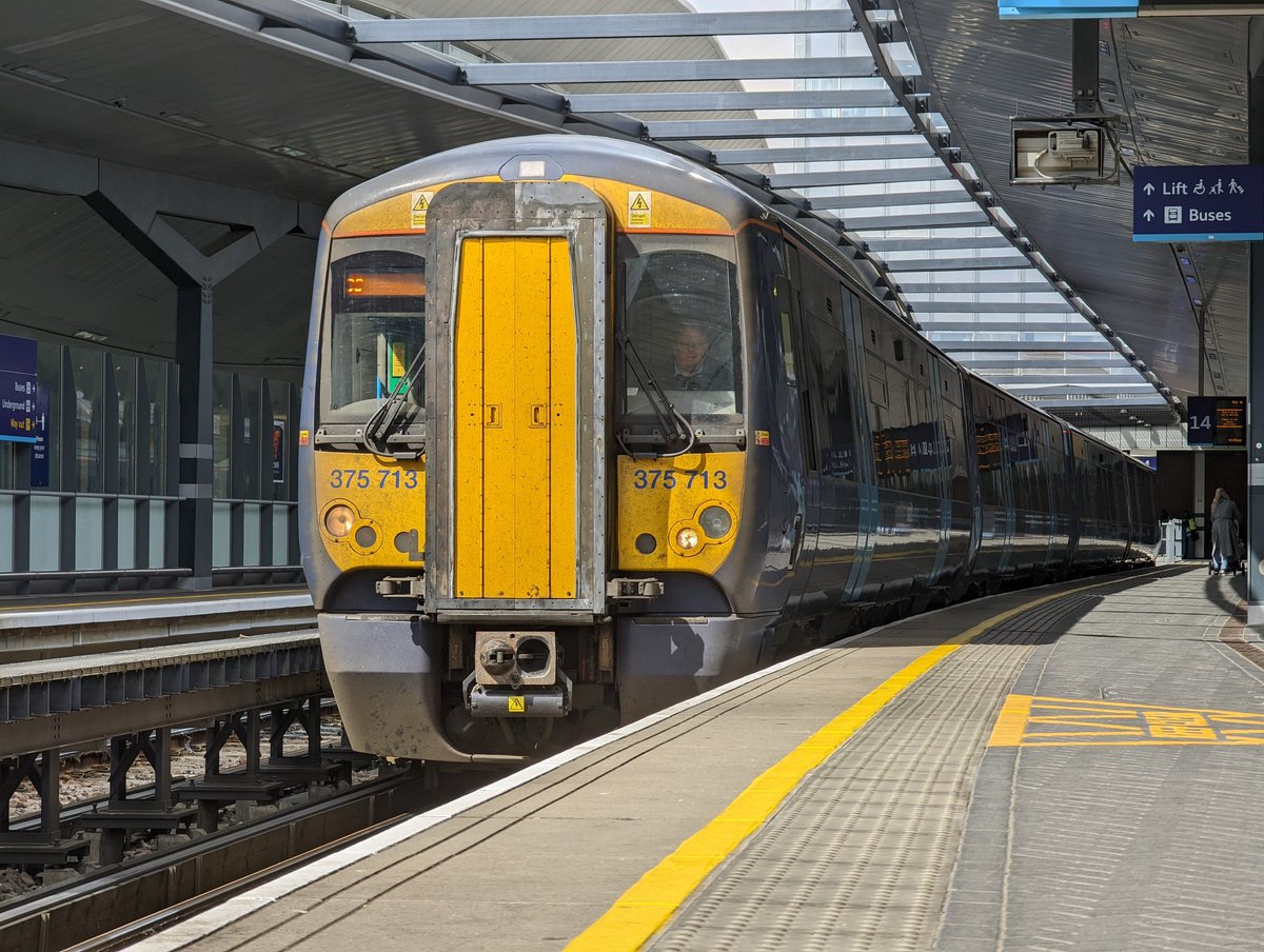 DownOnTheStour's tweet photo. London: The Electrostar capital β‘
#DispatchersOfTwitter #Railwayphotography #trainphotography #railwaytwitter #electrostar #class377 #class375 #capitalstar https://t.co/bKhmtxZL42