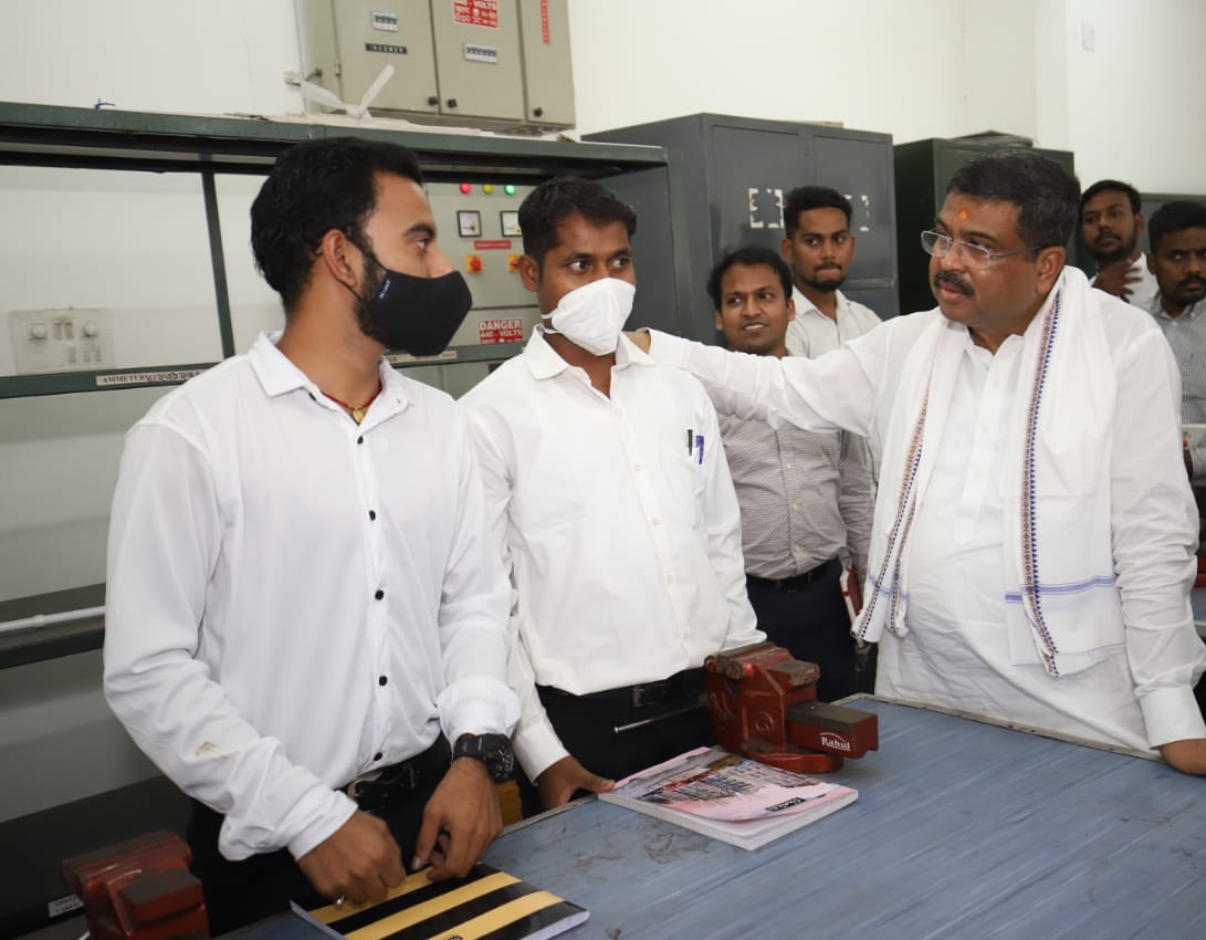 dpradhanbjp's tweet photo. ତାଳଚେର ଠାରେ ଥିବା ବିଜୁ ପଟ୍ଟନାୟକ କୌଶଳ ପ୍ରଶିକ୍ଷକ ତାଲିମ କେନ୍ଦ୍ରକୁ ବୁଲି ଦେଖିବା ସହ ତାଲିମ କେନ୍ଦ୍ରରେ ଦିଆଯାଉଥିବା ପ୍ରଶିକ୍ଷଣ ଉପରେ ଶିକ୍ଷକ ଓ ଛାତ୍ରଛାତ୍ରୀ ମାନଙ୍କ ସହ ଆଲୋଚନା କଲି । https://t.co/dBnaRYvvzU