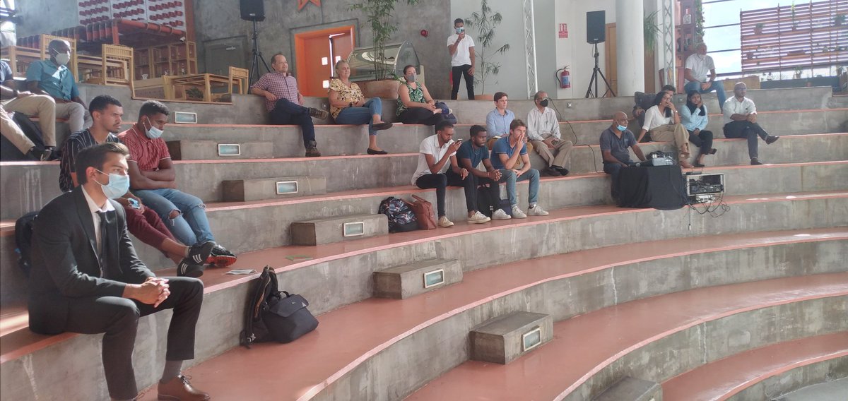 Restitution des 2 semaines de mission à 🇲🇺 des 12 étudiants reunionnais de FORMATERRA - école agricole de La Reunion. 1 belle occasion de comprendre les enjeux de résilience de l'agriculture  de l'🏝 #Maurice. Une coopération soutenue par 🇫🇷🇪🇺 et la Région Réunion.