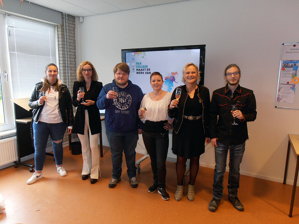 Zo net voor de #pasen nog even je #diploma in ontvangst nemen. Dat deden deze studenten van <a href="/reanijmegen/">reacollegenijmegen</a> Van harte gefeliciteerd allemaal ! Ook namens de Paashaas 😉