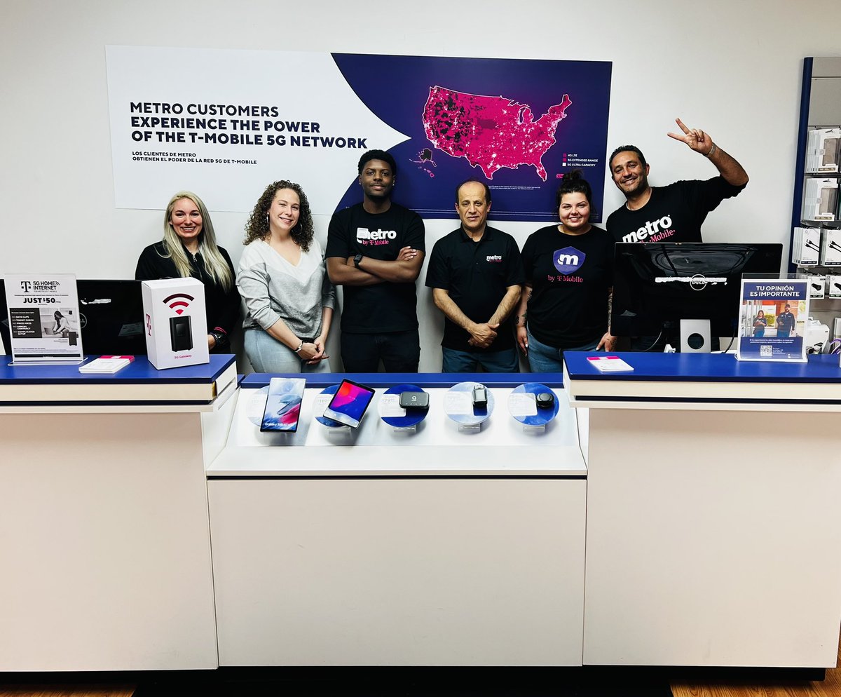 ❤️👀 #TMobile &amp; #Metro team together. It’s vital we 🌉 📞 with our partners to develop unity and deliver a positive customer experience. Shout out to RISM David English for taking on this add. task to bring our teams even closer together. Grow. Compete. Win. #gllegends #BeastMode