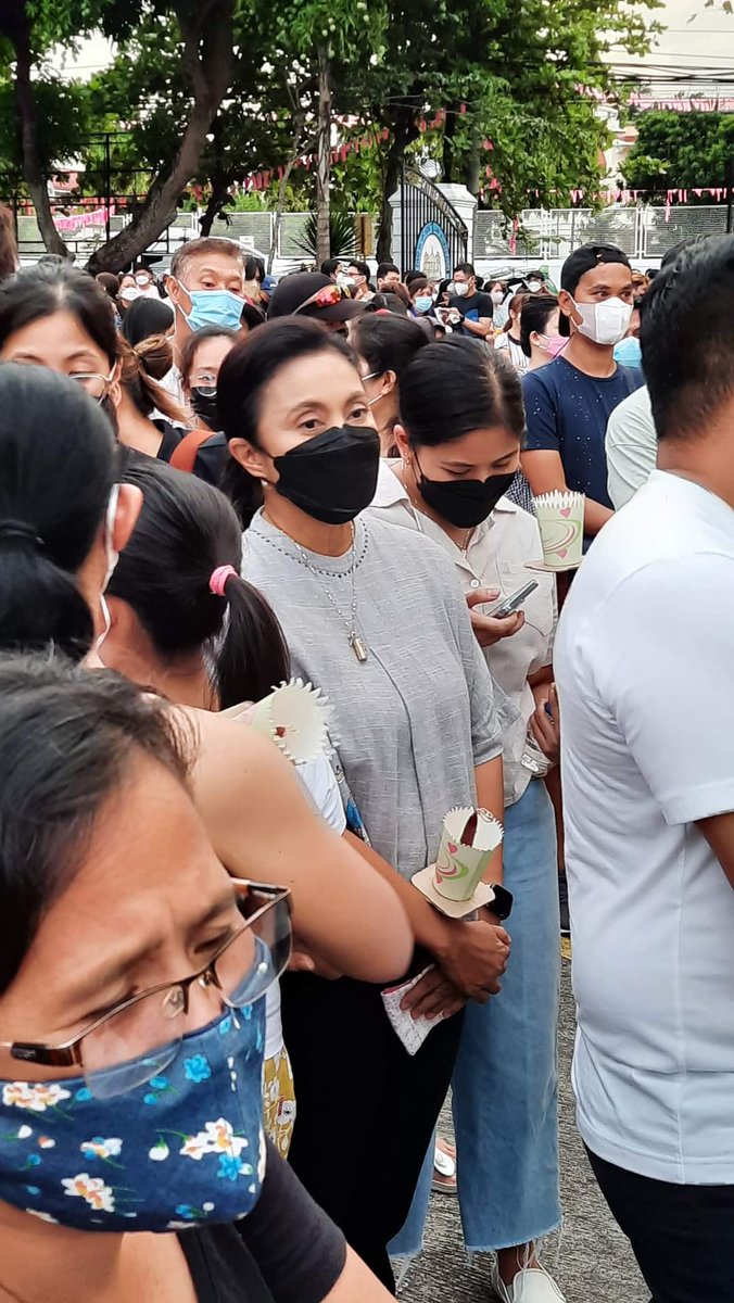 mikhaelasis's tweet photo. VP Leni attended the yearly Good Friday procession in Naga Metropolitan Cathedral earlier. Napaka simple, hindi VIP at sanay na rin kami makita sya sa labas at kahalubilo ang mga tao. #GoodFriday @lenirobredo https://t.co/VL5VE0pQWL