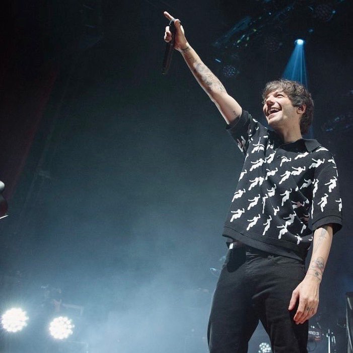 Louis Tomlinson in Neil Barrett SS22 Dancers Tecno Knit Loose Polo Shirt while performing in Paris.

Artist: <a href="/Louis_Tomlinson/">Louis Tomlinson</a> 
Venue: Paris
Photographer: <a href="/LolaMarek/">Lolà M.</a> 
Stylist: <a href="/helenseamons/">Helen Seamons</a> 

#neilbarrett #springsummer22 #newcollection #freeto #nbfriends #louistomlinson #ltwt