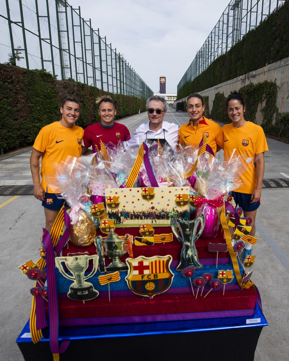 FundacioFCB's tweet photo. 🙌 Les capitanes del @fcbfemeni han rebut la mona per la pau elaborada per Christian Escribà i que oferiran als infants ucraïnesos malalts que reben tractament a Catalunya.

➡️ https://t.co/bRTIl3hZ2V https://t.co/FOkUXnynUy