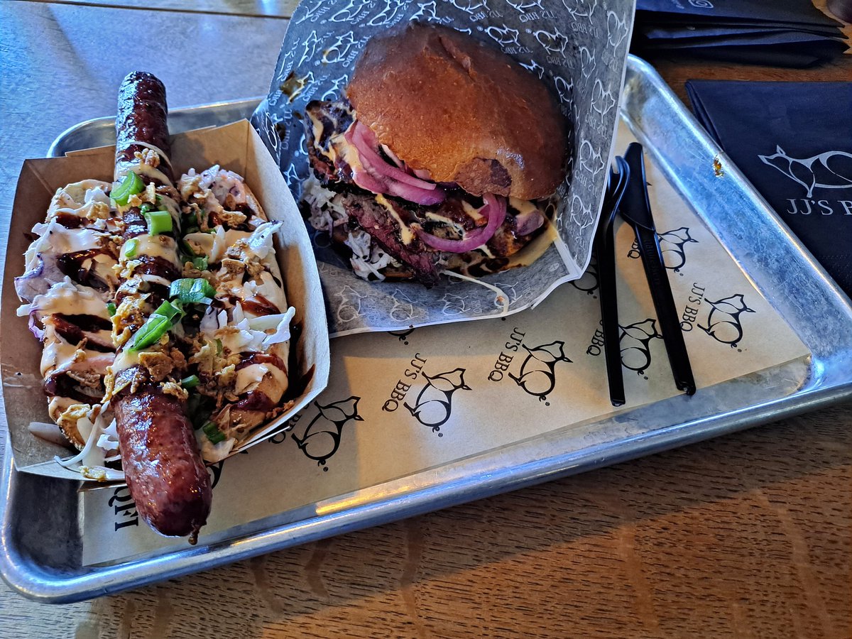 SirVesku's tweet photo. #JJSBBQ on vaikea ohittaa jos aukioloaikana Salossa sattuu viivähtämään. Pieni jonottaminen kuuluu konseptiin. #ruokatwiitti https://t.co/bhPjEKPGHJ
