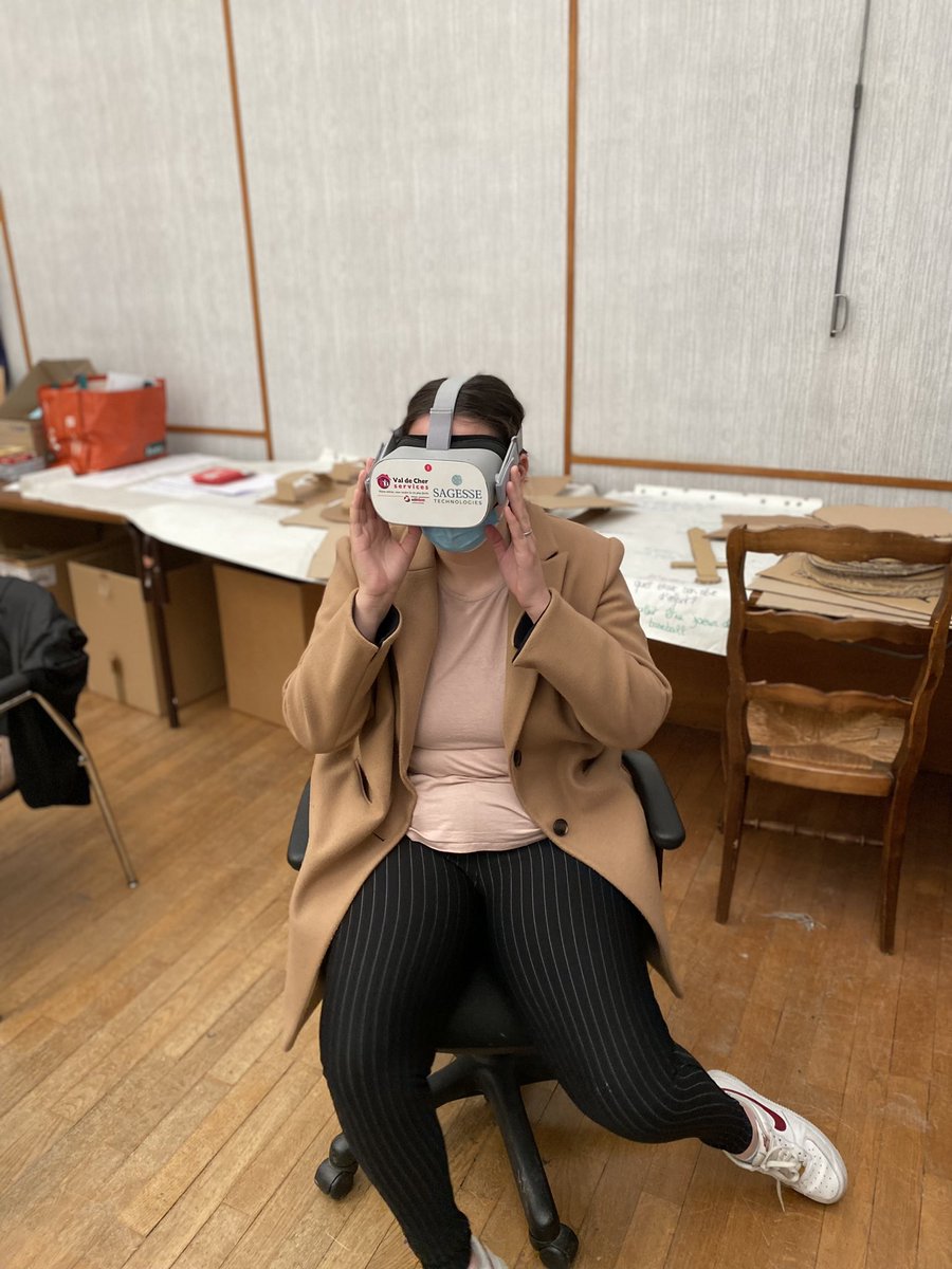 valcherservices's tweet photo. Ce matin nous sommes intervenus auprès des jeunes d’Unis-Cité pour présenter @valcherservices. Découverte de la réalité virtuelle au @SagesseTech03 et @TabletteArdoiz . Ils vont nous accompagner prochainement dans nos activités numériques 💻📱pour les séniors. https://t.co/bi3amzuyCl