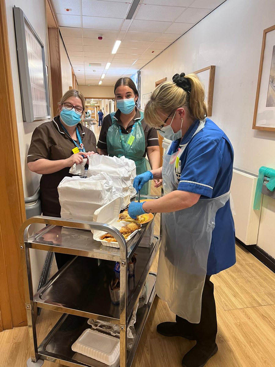 ZoePotter22's tweet photo. Good Friday on ward 19. Fish and chips for all of our patients xxx @Ward19STFT @j00ls19 @suba https://t.co/5k0dZmRVRD