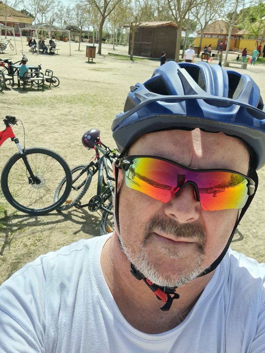 Philipide64's tweet photo. Hace un mes estaba en un momento muy crítico de salud. Hoy, con mi sobrino y mi hija vuelvo a disfrutar de mi salud y a hacer un poquito de deporte. Poco a poco yo también me pongo a tono. https://t.co/klBVpcsnXJ
