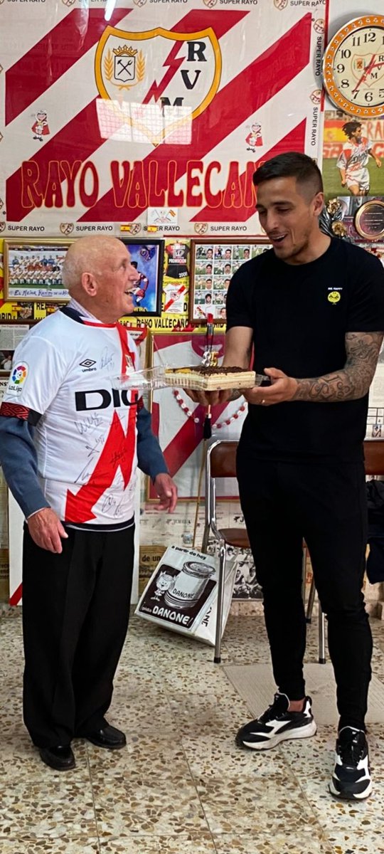 garciapegatas24's tweet photo. quédate con quién te mire como Rafa mira a Trejo https://t.co/5n1QFiFrSM