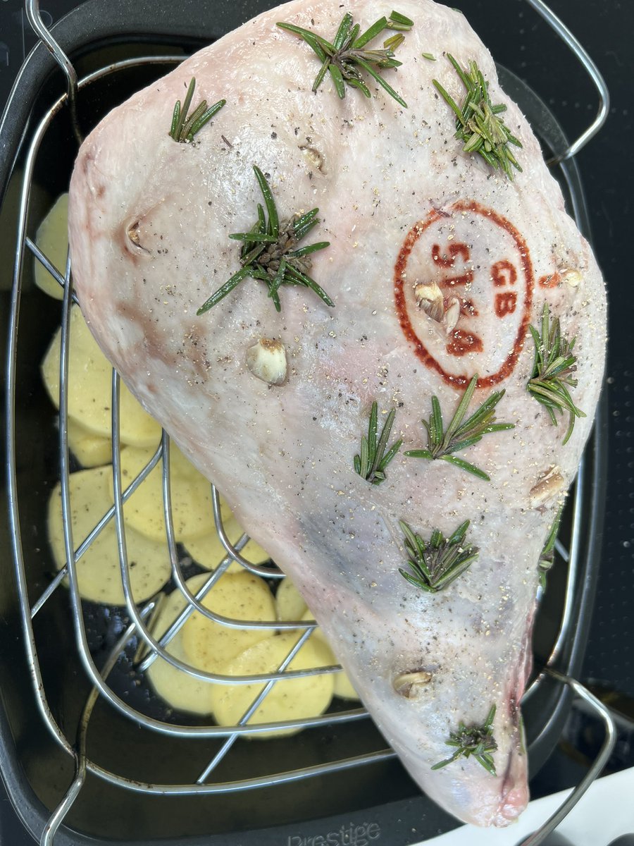 butchersbits's tweet photo. Nice little leg of Mutton for lunch today. #butcherisbest https://t.co/TgCzCkfdyS