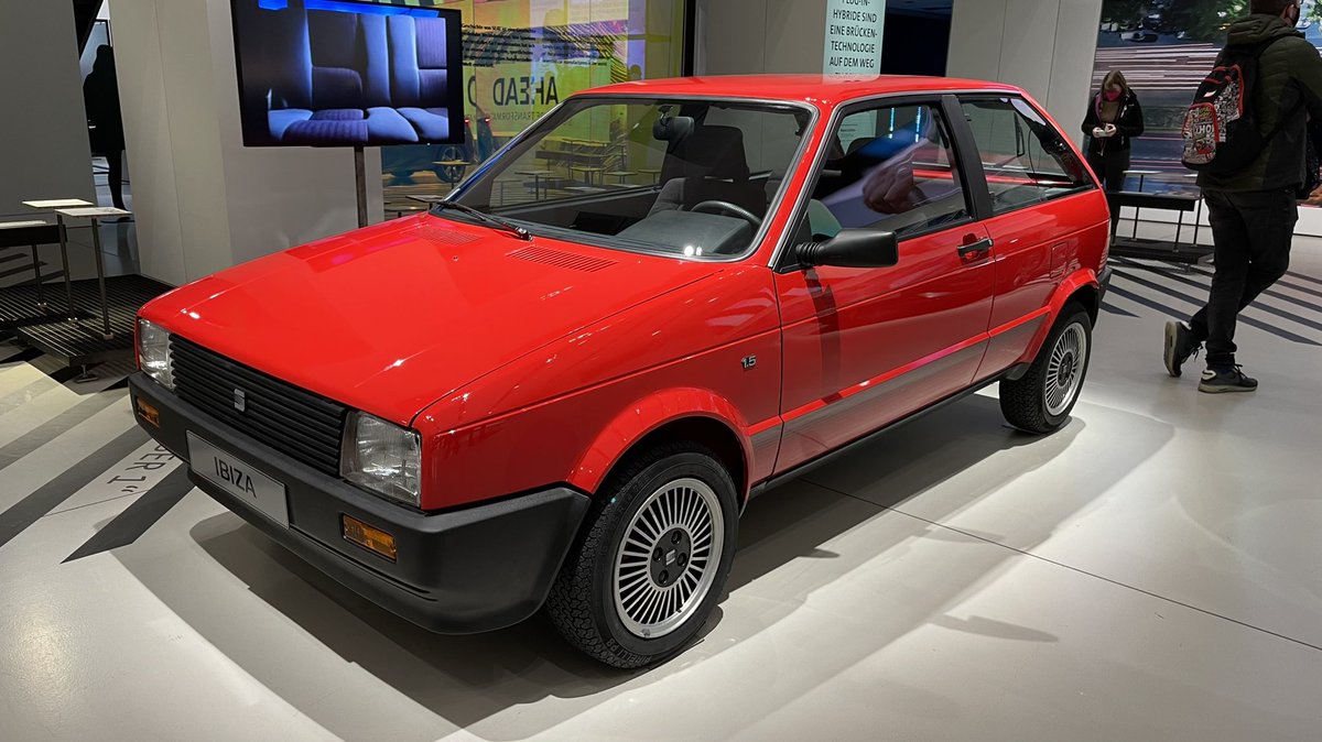DalmauParera's tweet photo. Paseito (hoy que llueve) por el Volkswagen Forum de Berlín. Hay algunas cositas chulas traidas de los museos de las marcas. https://t.co/DTpd8URH8T