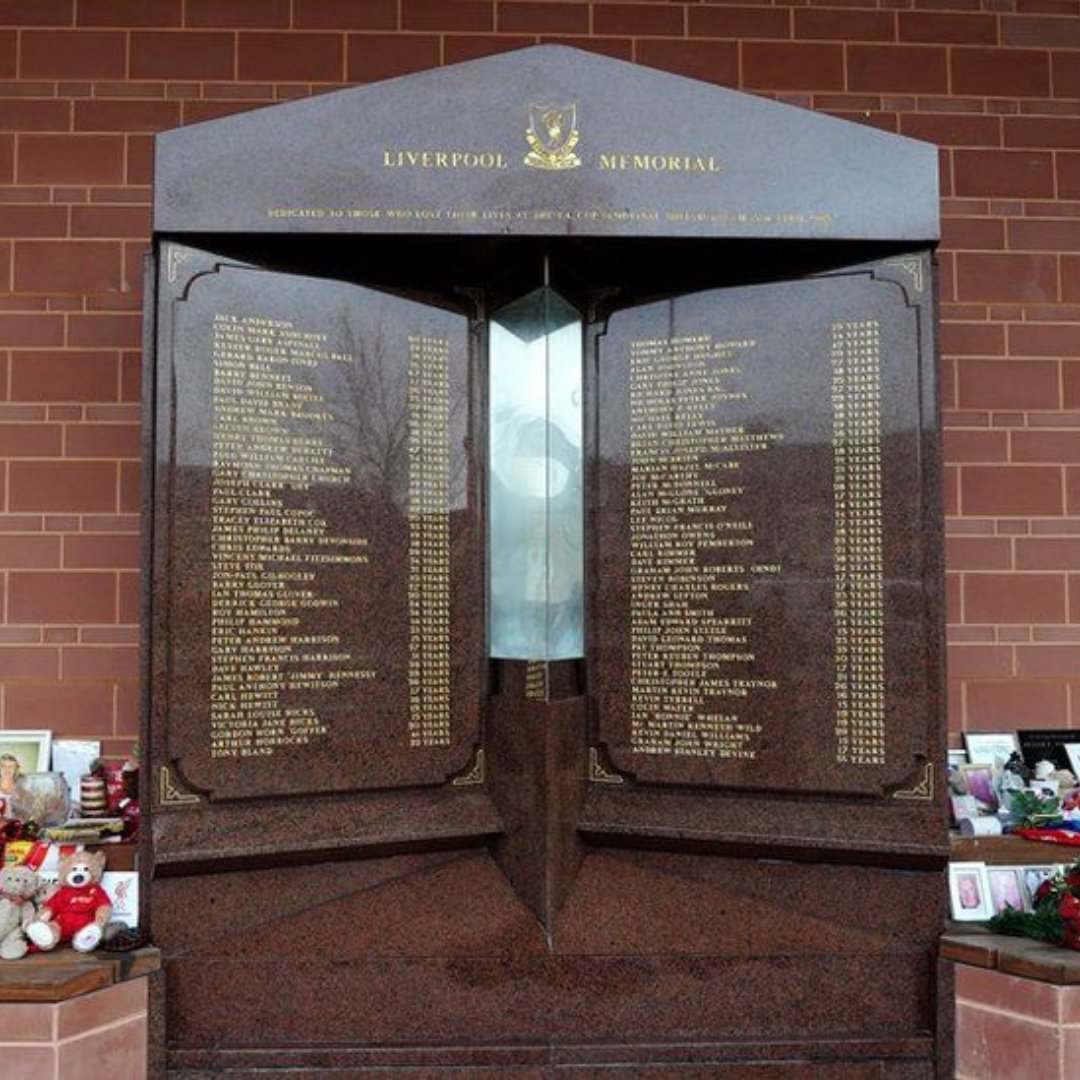 15.4.1989. 16:05. 97. 🌹

Přesně před 33 lety došlo k jedné z nejtragičtějších událostí v historii fotbalu. Semifinálové utkání FA Cupu mezi Liverpoolem a Nottinghamem Forest stálo do dnešního dne život 97 fanoušků. Jak k tragédii na stadionu Hillsborough došlo?

1/10 🧵