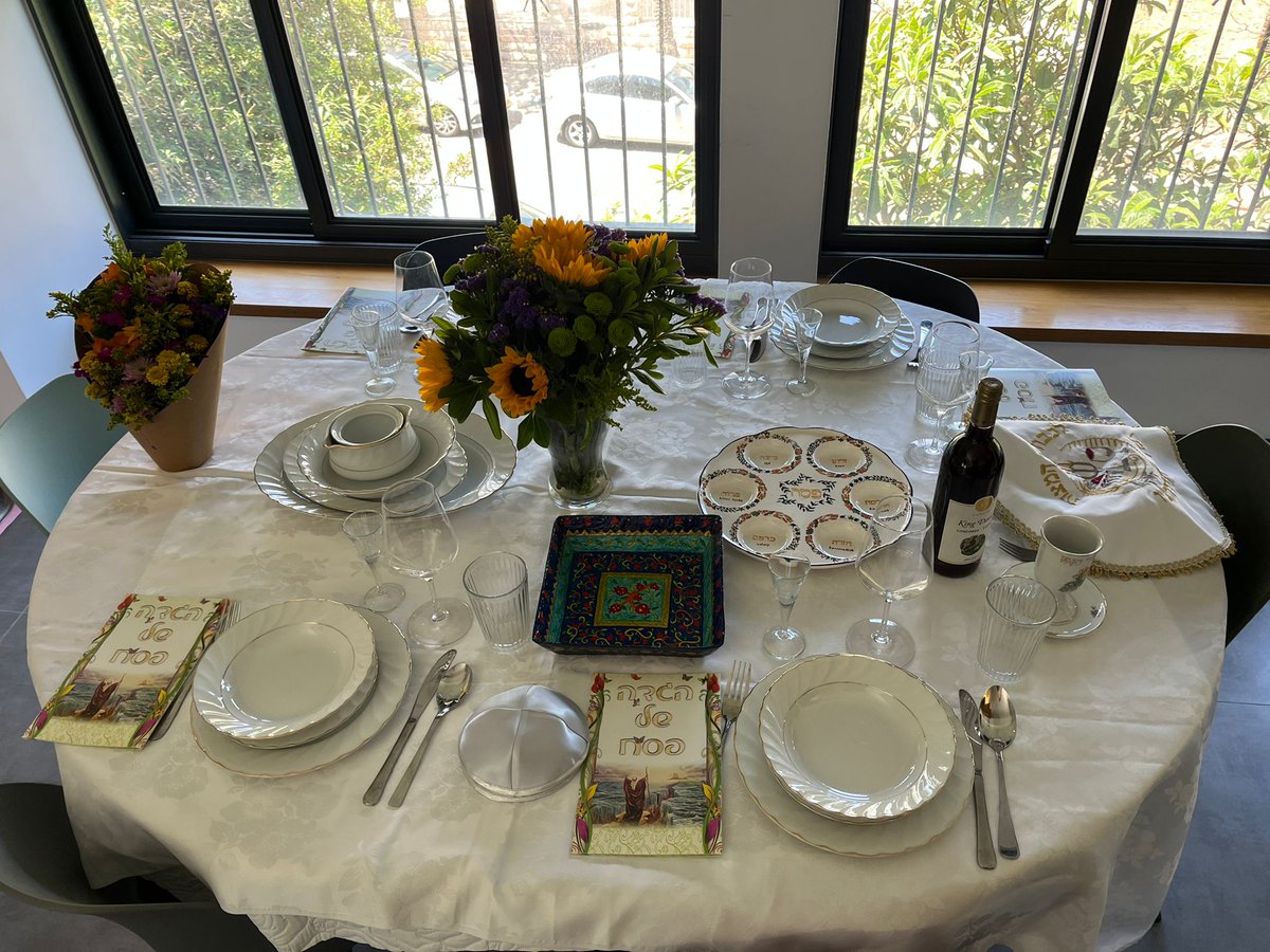 חג חירות שמח לכל אחיי ואחיותיי היהודים.  מי ייתן ויהיה שלום.