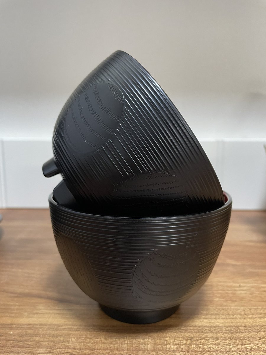 切れ目の入った高台のお椀 のおかげで名もなき家事のひとつがなくなった 革命起こりますやん お椀が動く事件もなくなる Togetter