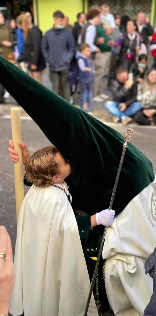 Joaquín descubre q detrás de ese antifaz, está papá…

 #Triana #Esperanza