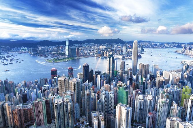 andreeaenchina's tweet photo. Nuestra próxima parada será Hong Kong 🧡, que os fascinará con sus enormes rascacielos y el Symphony of Lights, un espectáculo de luces✨a las 8pm. Desde aquí haremos una pequeña excursión a la isla de Lantau, visitando el Gran Buda!🏝️
#DescubreelmundoconAvge #Lantau #HongKong https://t.co/pJF5EUt2Qc