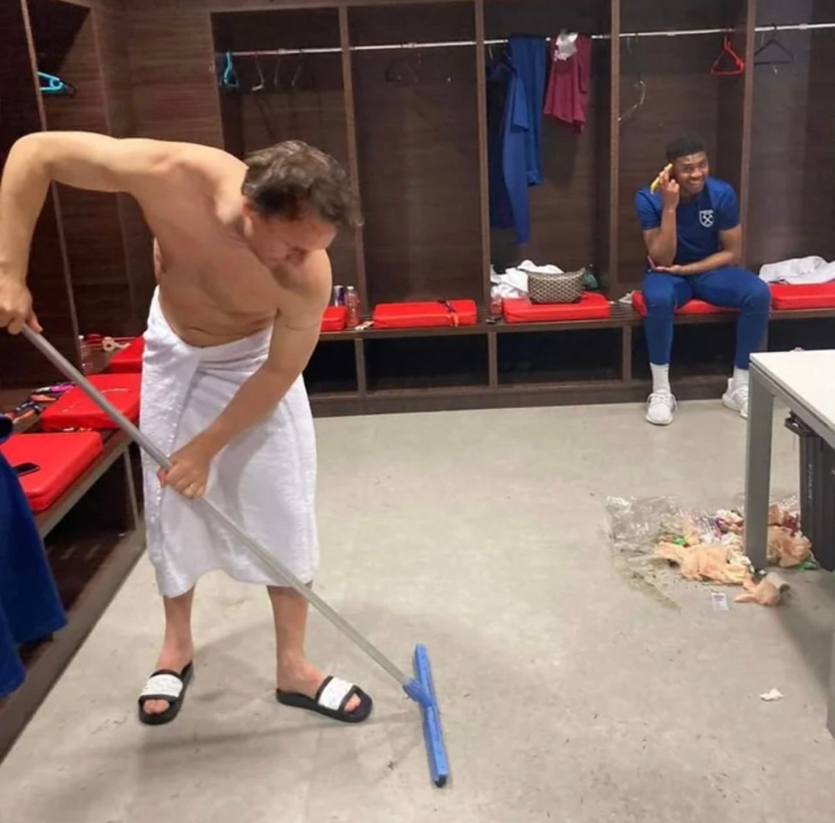 sportbible's tweet image. Mark Noble cleaning the away dressing room after West Ham's victory over Lyon.

He does this after every away game to show respect to the staff.

Leading by example, class act 👏

📷 @WestHam