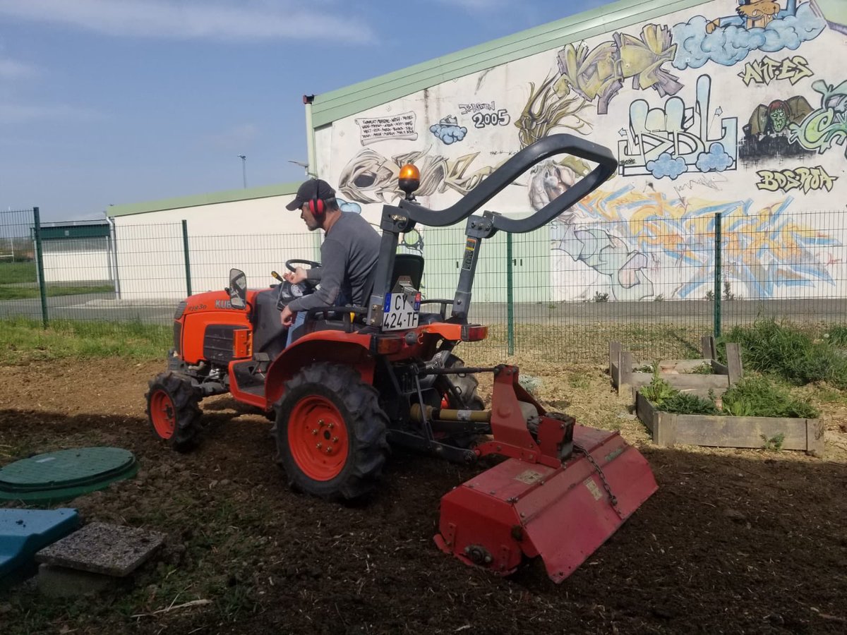 LoryLorymarie's tweet photo. Suite, et presque fin, de l’énorme travail réalisé par les équipes en faveur de la biodiversité et du développement durable, avec la mise en service des composteurs ✅🌍🌸 @NermonSophie @eddtoulouse @Bidiversity @devdurcom @DSDEN31 @chescartin https://t.co/s03Fg86czE
