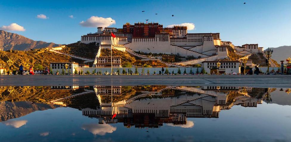 andreeaenchina's tweet photo. Finalizando nuestro pequeño viaje con broche de oro 🌟, iremos al Tibet 🗻, pasando por su capital Lhasa. Aunque necesitaremos un permiso para entrar, podremos disfrutar del Palacio de Potala y de los preciosos monasterios que hay.🏯
#descubreelmundoconAvge
#Tibet #PalacioPotala https://t.co/CqD2QIlV0T