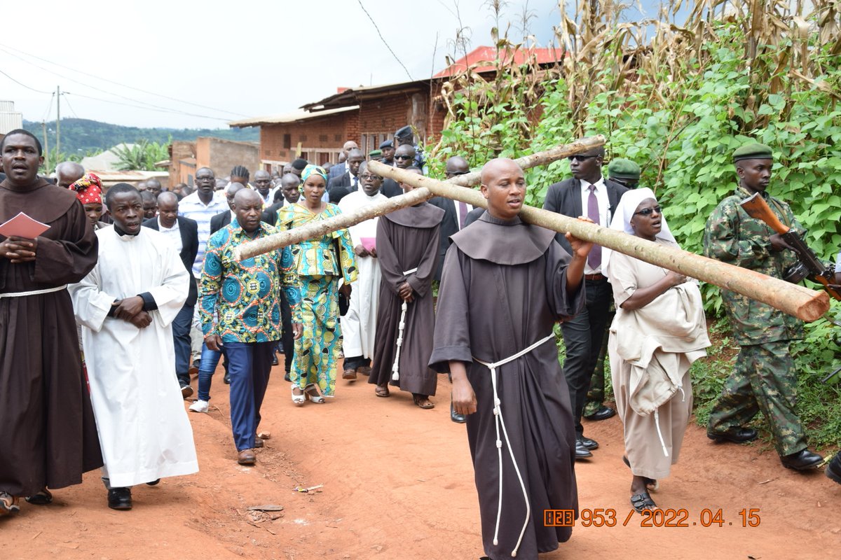 RTNBurundi's tweet photo. Le Président de la République @GeneralNeva avec sa famille se joint aux chrétiens de la paroisse #Magarama , @DeGitega en @Gitega dans le chemin de croix ce vendredi Saint qui marque le jour de la crucifixion et de la mort de Jesus-Christ. https://t.co/0yjRg9l3TO