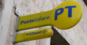 La meravigliosa assistenza di @PosteNews numero verde: ci vogliono 10 minuti  per poter convincere il bot che hai bisogno di un umano. Poi 25 minuti di attesa. E appena ti dice buongiorno cade la linea. Si è ripetuto 8 volte. Mandi una mail e ti rispondono: ci chiami. VERGOGNA