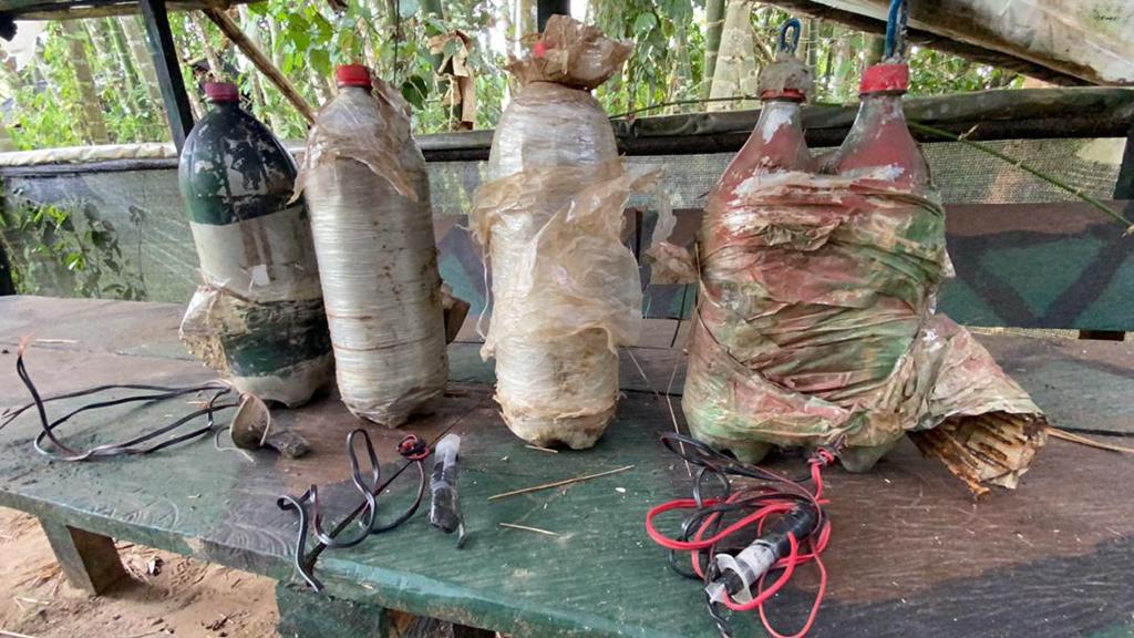 dhernandezlarez's tweet image. La FANB desactiva 6 artefactos explosivos mortales tipo granadas con esquirlas como trampa para evitar el paso de transeúntes en la población de arenales del municipio Páez! FANB en la lucha contra los invasores narcoterrotistas.