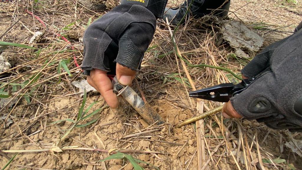 dhernandezlarez's tweet image. La FANB desactiva 6 artefactos explosivos mortales tipo granadas con esquirlas como trampa para evitar el paso de transeúntes en la población de arenales del municipio Páez! FANB en la lucha contra los invasores narcoterrotistas.