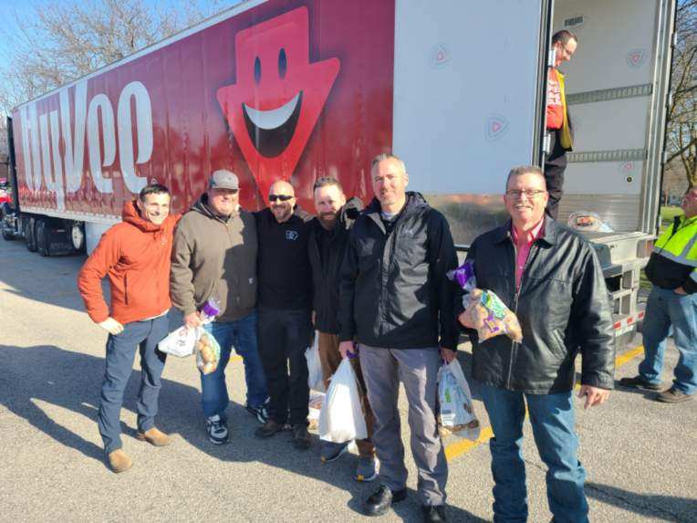 IowaDPS's tweet photo. Members of our team partnered with Hy-Vee to lend a helping hand in distributing free hams to Des Moines residents at Evelyn Davis Park for the Easter holiday. Thank you to @HyVee for the generous donation. Here's to #helpfulsmiles of law enforcement volunteers. #DPSCares https://t.co/HQlh5TsR9W