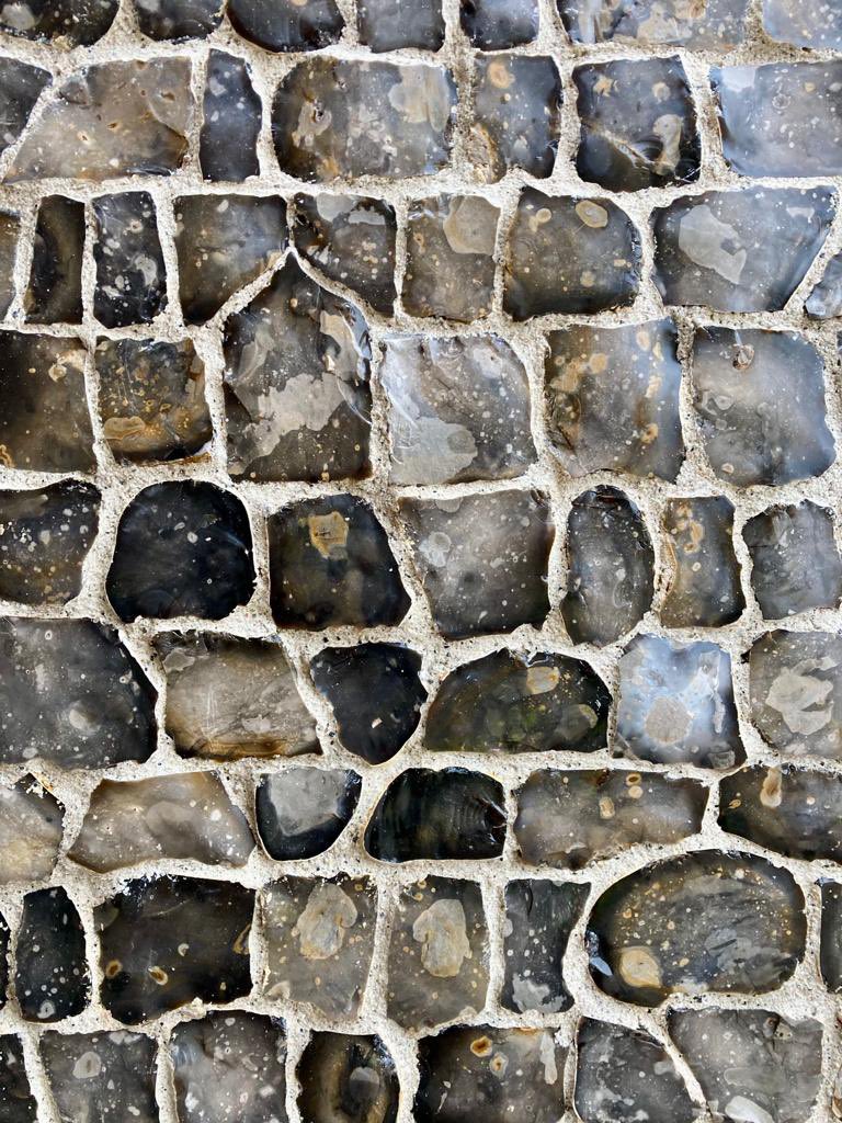 dunne_ltd's tweet photo. It’s great to have to freedom to insert little quirks into the coursing. Keeps it interesting. @lansgrove @BrooksMurrayLtd @OSPREYLONDON #ContemporaryFlint #FlintKnapper #HeritageSkills #Hertfordshire #FlintWalls #HeritageCraft #KeepCraftAlive #FlintSquares #LimeAndFlint #craft https://t.co/SzBo2hcCL3