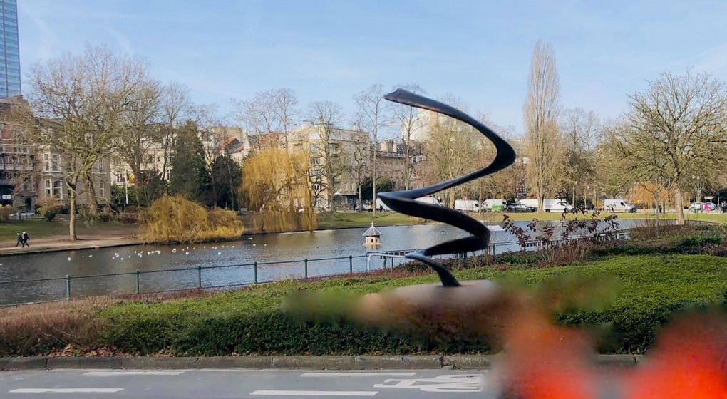 BX1_Actu's tweet photo. Une sculpture des #Snuls aux étangs d'Ixelles ? Frédéric Jannin s'explique au micro de BX1+ (vidéo) https://t.co/6MRLUdbGZH https://t.co/318RfRi59G