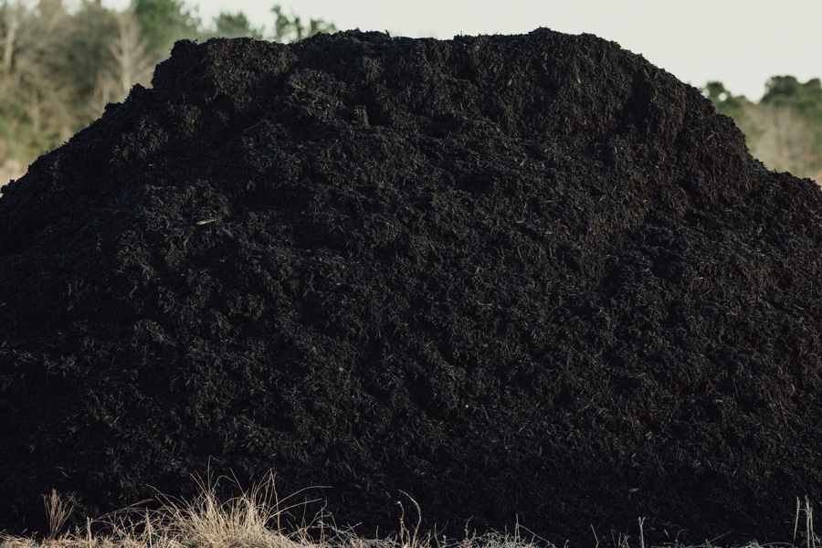TripleSCompost's tweet photo. The colored mulches you love without the artificial dyes and leaching you don't. https://t.co/9wW6dG4ziU #organicrecycled #noleaching #seeandfeelthedifference https://t.co/IcfMUiPub7