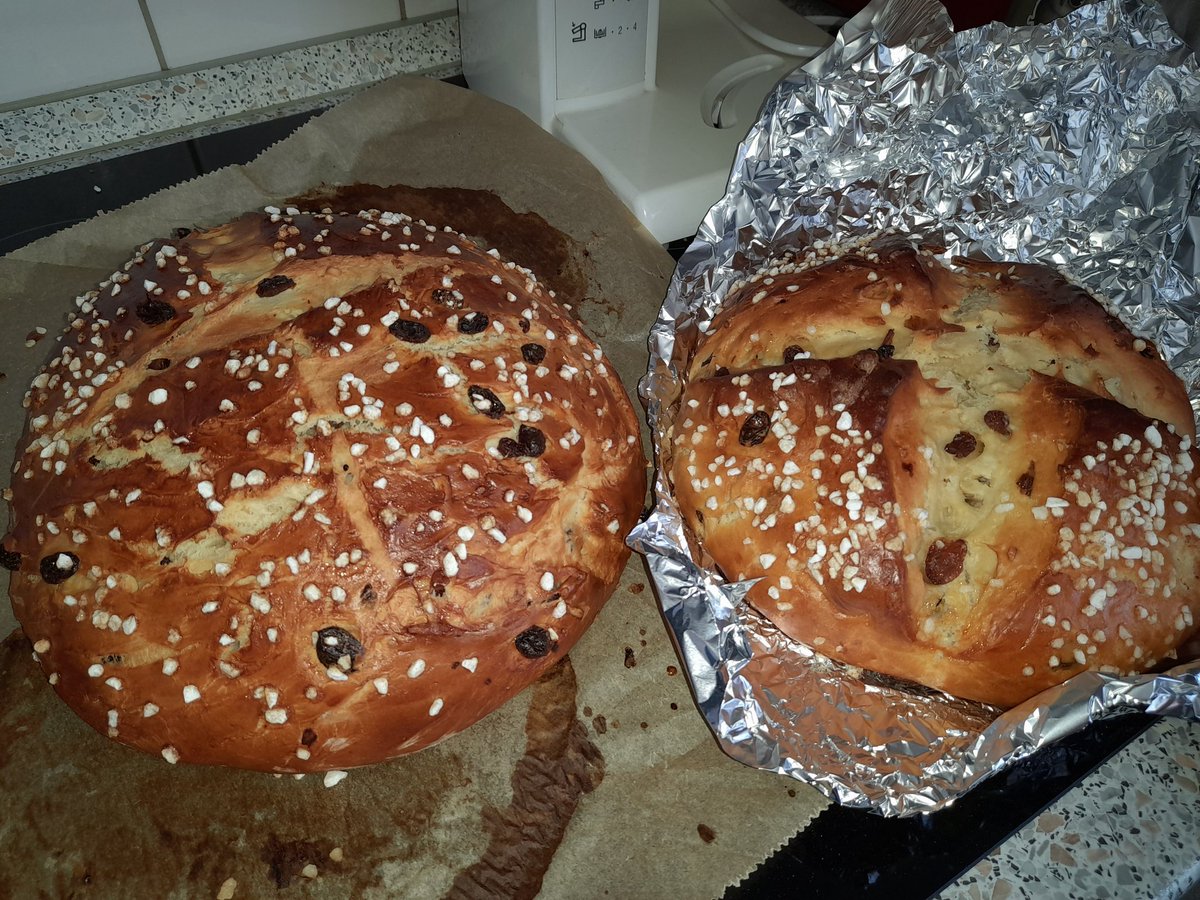 THerzlieb's tweet photo. Heute hat es geklappt. Rechts das etwas kompakte Osterbrot von gestern. Links ein perfekt fluffiges weiches Osterbrot. 😍😍😍
#Timbackt
#Osterbrot https://t.co/Au8K4vto4v
