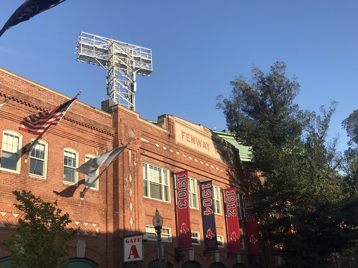 SurvivingGrady's tweet photo. How can you not be romantic about baseball at Fenway Park? https://t.co/OC6t47xVsX