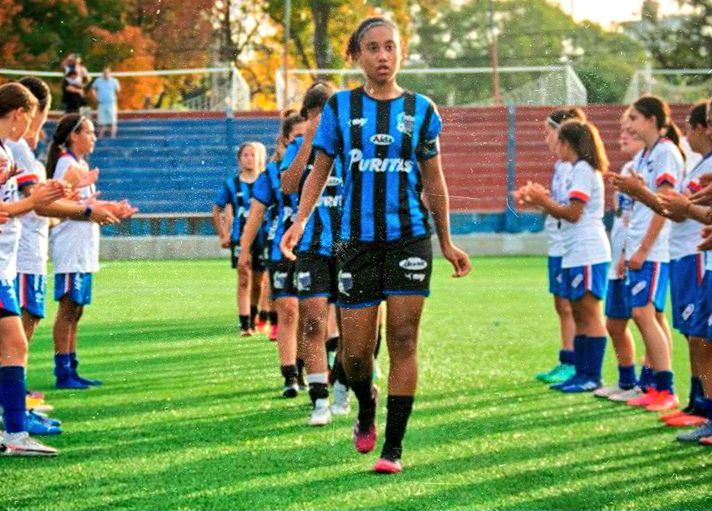 "Los jugadores y entrenadores formamos la parte auténticamente viva y activa del fútbol, y por tanto, este fútbol será lo que nosotros queramos que sea, a pesar de todos  cuantos quieran adulterarlo".(Valdano,1987, inédito)