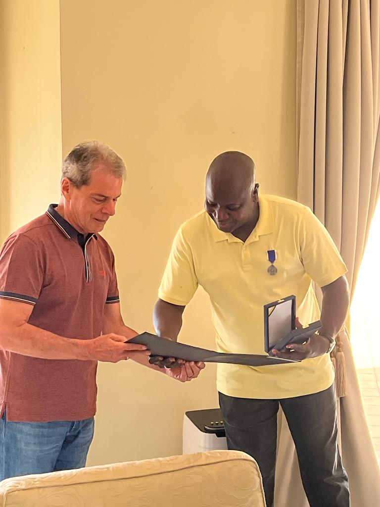 L'Ambassadeur du Brésil au Mali a au nom de S.E Monsieur le Président de la République Fédérative du Brésil décoré Monsieur Boubacar DIOMBANA, fonctionnaire de cette Ambassade de la médaille de 《Ordem do Rio Branco 》