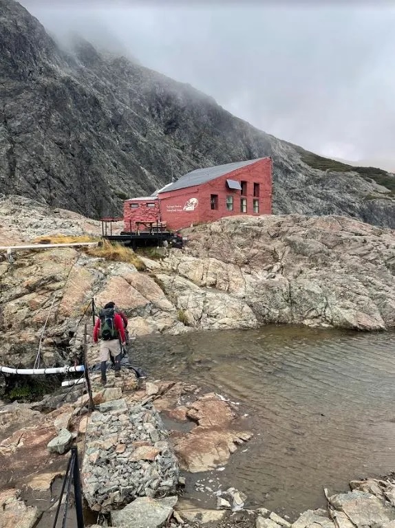 rionegrocomar's tweet photo. 🗻 #AventuraEnLaMontaña
⛺️ Lejos del turismo masivo que visita la #cordillera en # verano, tres amigos aprovecharon el #otoño en una escapada de #trekking para unir los #4Refugios de #Bariloche
😍 Mirá 👇 https://t.co/lGaMaPQbud https://t.co/UipMxUpAgY
