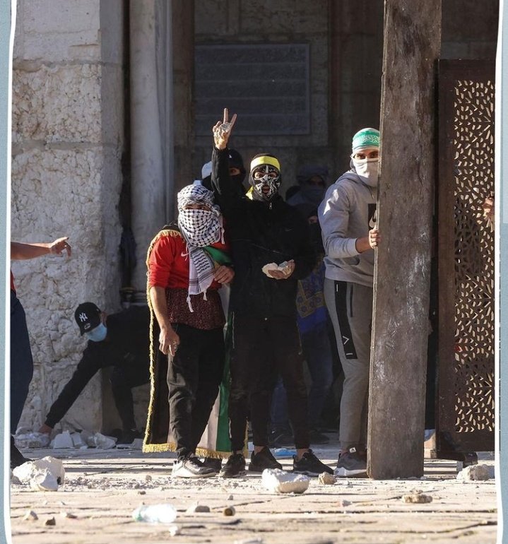 قال صلى الله عليه وسلم: "لا تزال طائفة من أمتي على الدين ظاهرين، لعدوهم قاهرين، لا يضرهم من خالفهم إلا ما أصابهم من لأواء، حتى يأتيهم أمر الله. وهم كذلك"، قالوا: يا رسول الله وأين هم؟ قال: "ببيت المقدس وأكناف بيت المقدس"