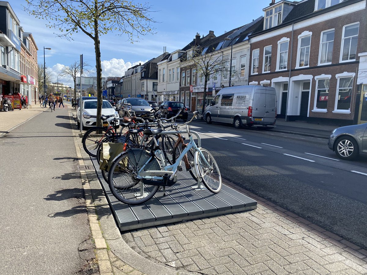 Wel eens een fietsvlonder gezien? Op de <a href="/Straatweg/">Amsterdamsestraatweg</a> ligt er nu eentje. Extra fietsenrekken in plaats van een parkeerplek, zodat auto’s beter zicht hebben vanuit de zijstraten. Dit is 1 van de tijdelijke maatregelen die we nu alvast nemen. Lees meer: direc.to/hKFT