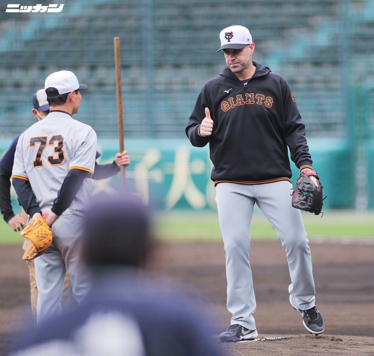 nikkan_giants's tweet photo. 〈#阪神 ４ー１ #巨人 ＠ 甲子園〉

明日はこの男に託しましょう👍
来日初勝利へ！！

＃シューメーカー ＃マット・シューメーカー ＃SHOEMAKER #MattShoemaker https://t.co/DORRIiRvHw